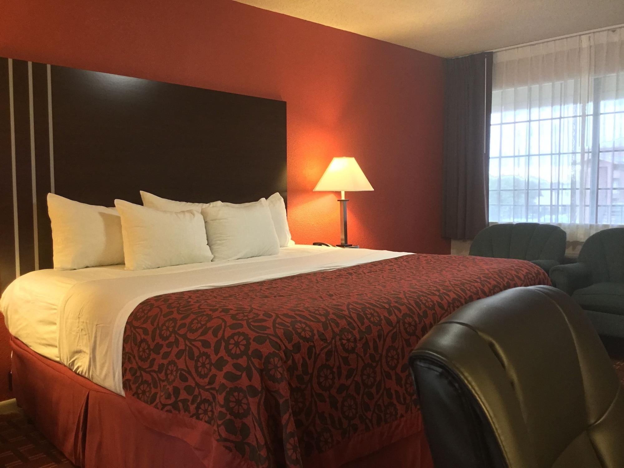 Days By Wyndham University Drive 3*